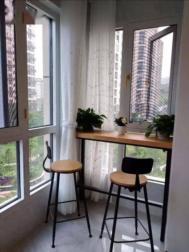 在阳台靠窗的位置装个小吧台,喝茶观景,不要太惬意!