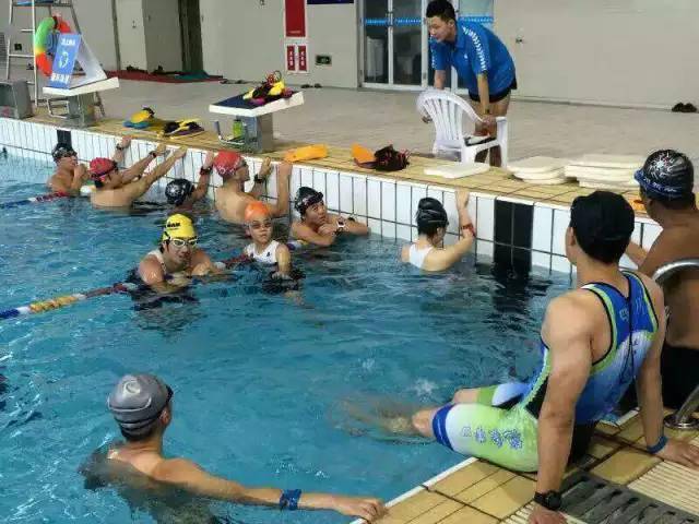 游泳|为时并不晚成年人学游泳