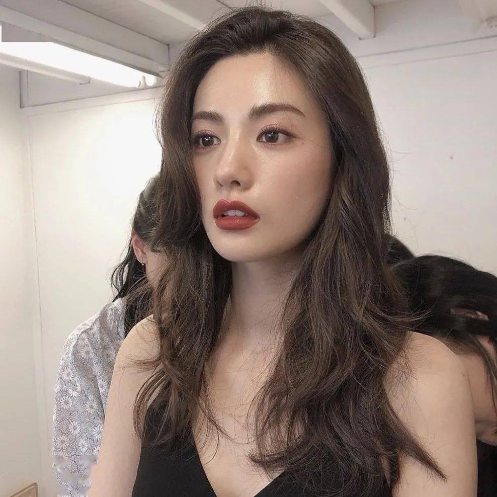 眉毛|关晓彤自认天生是臭脸？但不好惹的她却美到让我疯狂打电话！