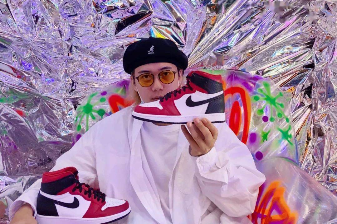 Jordan|「经典与创新的融入」· WMNS AJ1 HIGH OG “SATIN RED”｜SOAR 开箱