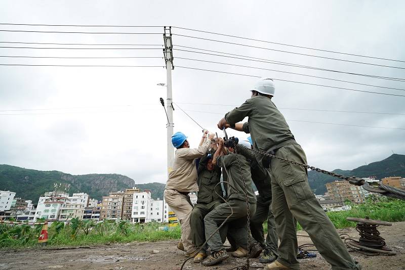 工人|图集｜迎战“黑格比” 电力工人抢修电网为市民送电