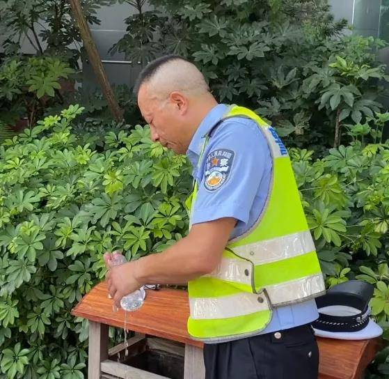 温度|暖闻｜重庆民警55℃地表温度下执勤中暑晕倒，路人停车施救