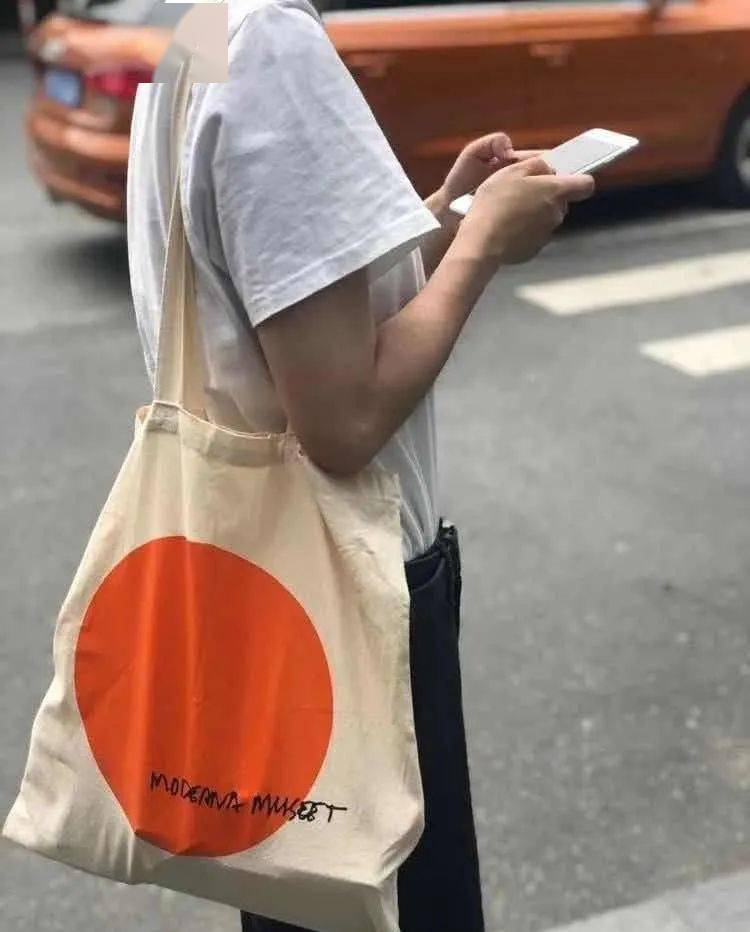 包包|谁说背帆布包的王漫妮，只配给太太圈端茶送水？