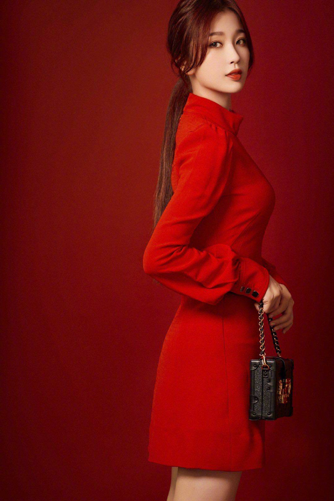 连衣裙|鞠婧祎身着红色连衣裙 出席LV春夏男装大秀