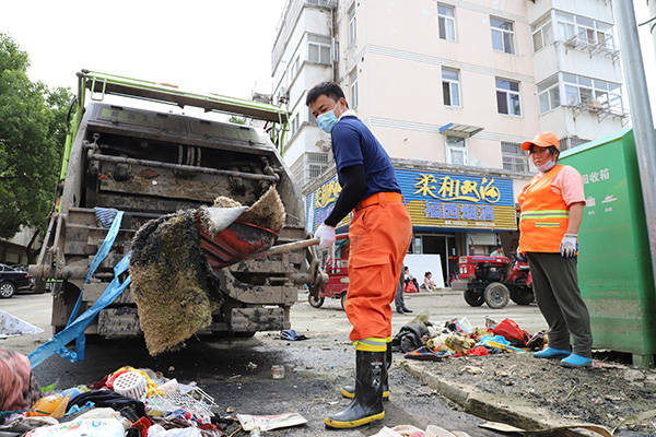 救援|洪水消退，上海消防救援队在受灾区开展清扫、环境消杀等工作