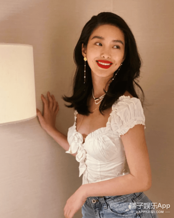 灵光|杨采钰放弃土味脱胎换骨,复古穿搭性感俏皮,迪士尼在逃公主吧?