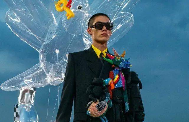 Virgil|声称要把Virgil Abloh告上法庭,即使被质疑抄袭上位,也挡不住“时尚界爆款制造机”的神话?