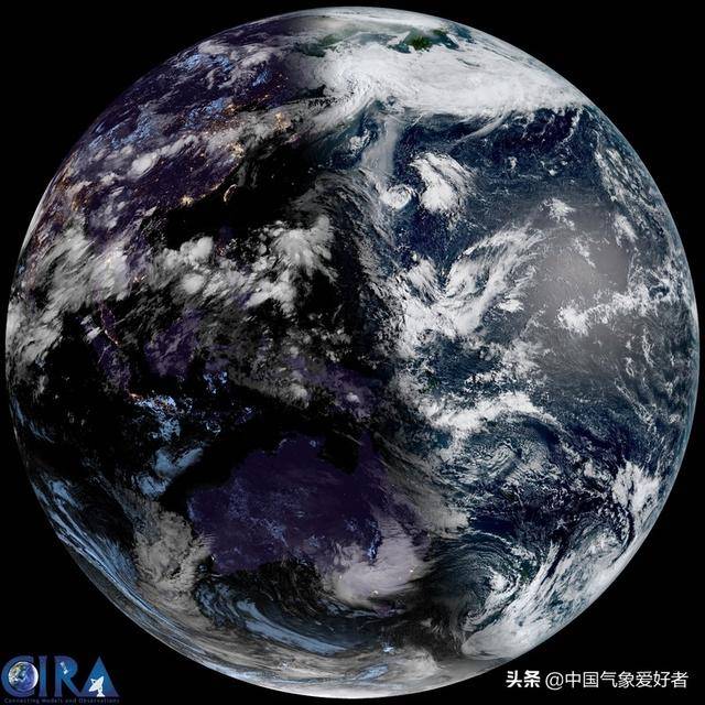 太空视角看立秋节气的地球:晨昏线倾向北半球,我国仍然炎热