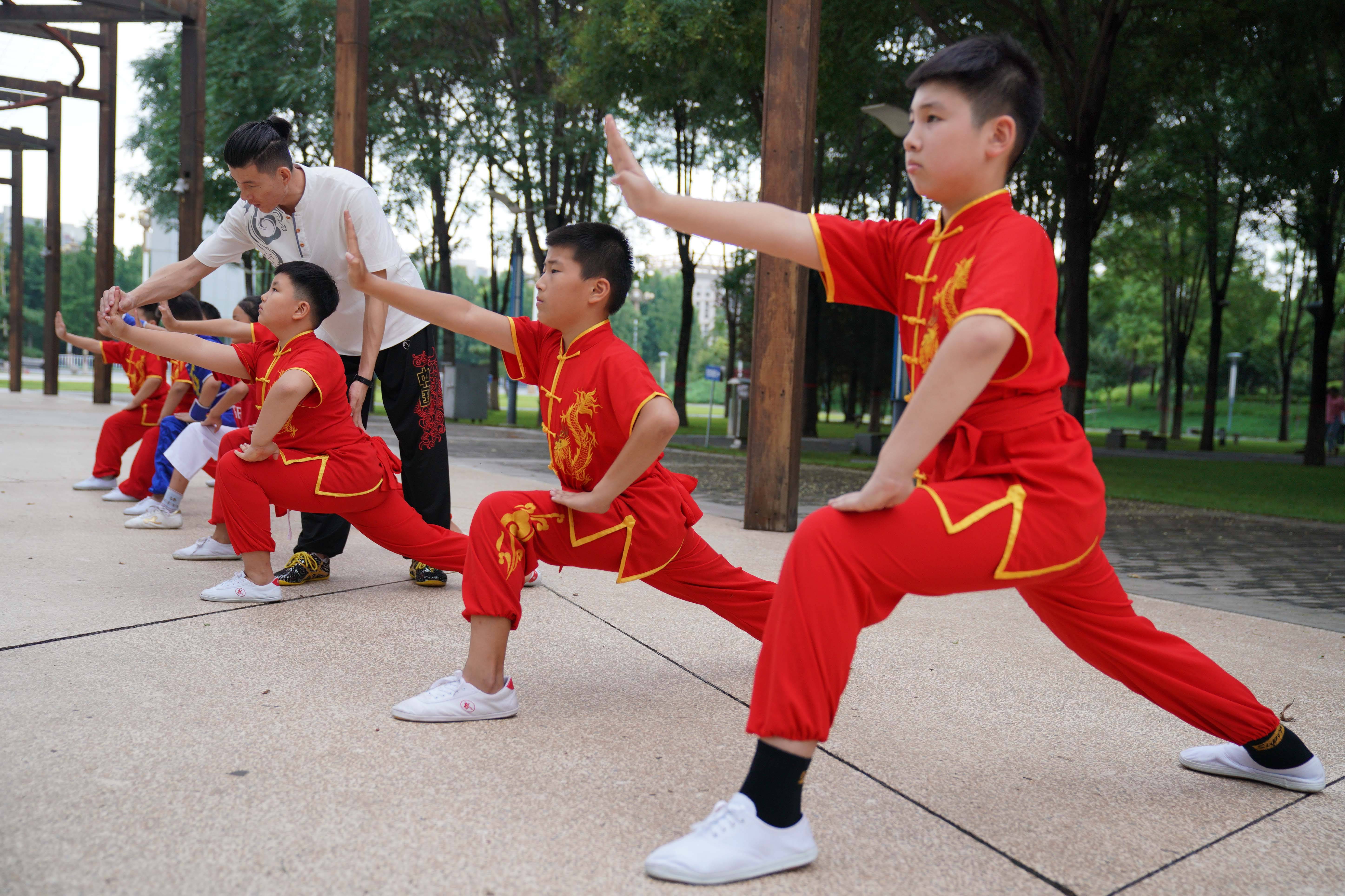8月9日,当地青少年在河北省沙河市人民公园内练习武术.