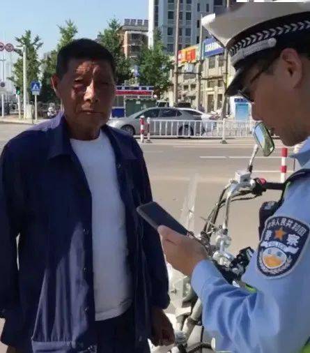 陈阳|暖心！7旬大爷卖鹅违章被拦，交警这个举动引网友狂赞！