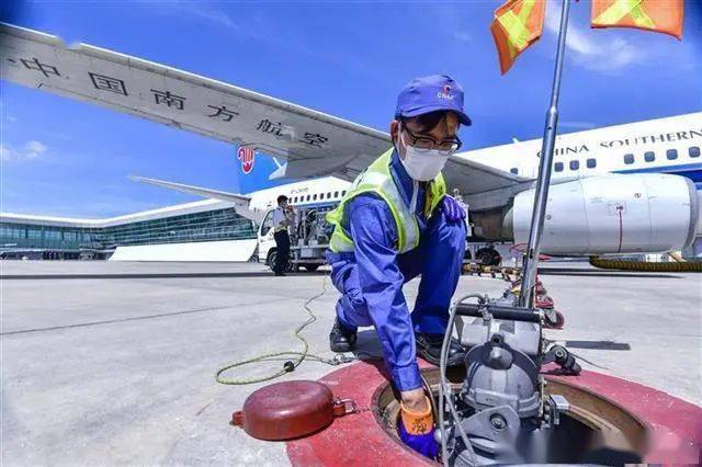 铁板烧上的飞机加油员每天与80发动机气浪亲密接触