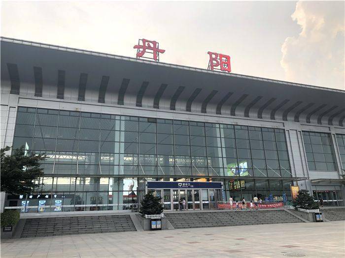 而这一座高铁站 也成为丹阳站,丹阳北站后 丹阳的第三座高铁站 大
