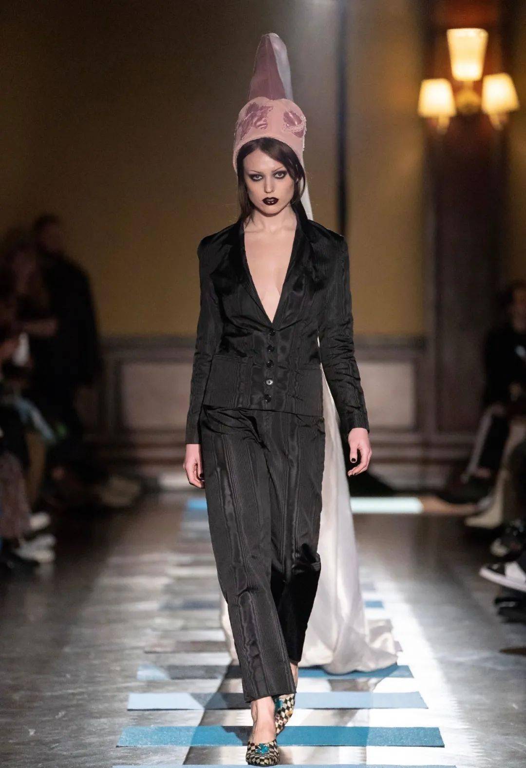 废物|鞋子变花篮，煎蛋做胸衣，他们把“废物”利用玩出了新花样，老改造届设计师了！