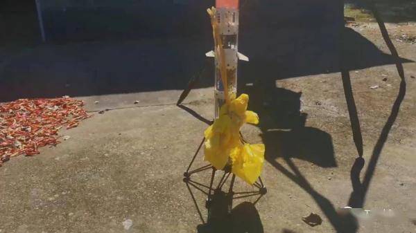 刘上|大神！00后大学生成功发射自制火箭，网友惊了...