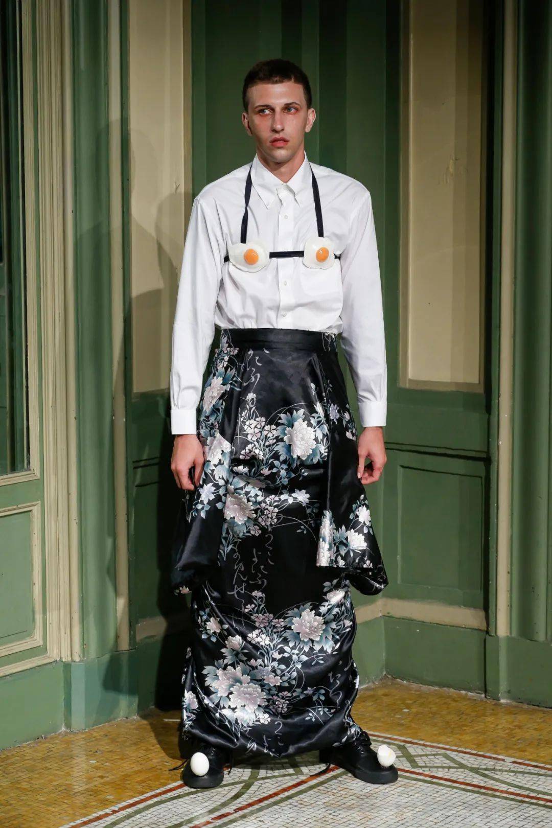 废物|鞋子变花篮，煎蛋做胸衣，他们把“废物”利用玩出了新花样，老改造届设计师了！