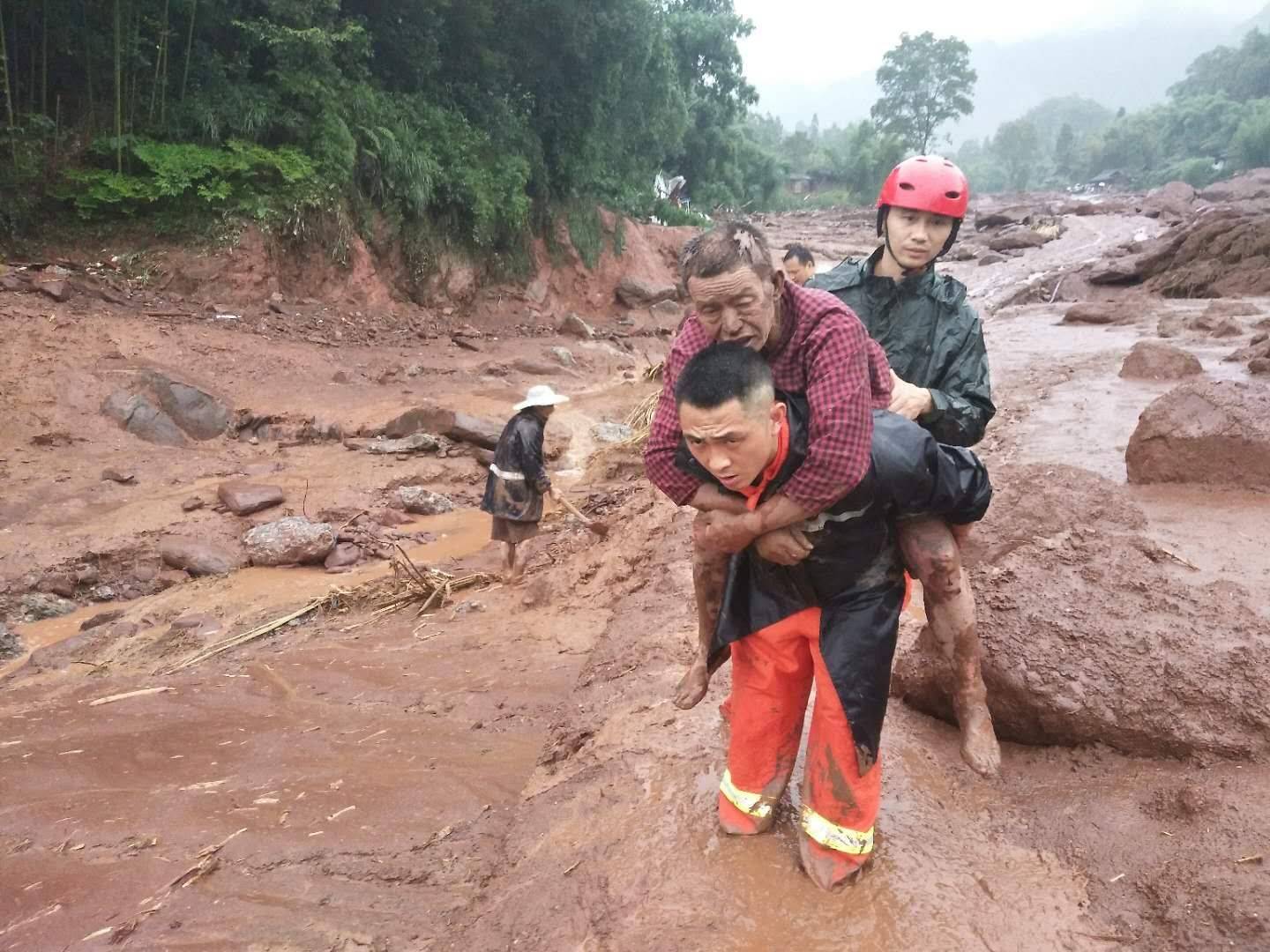 四川雅安暴雨致6人失联，消防解救177名被困人员