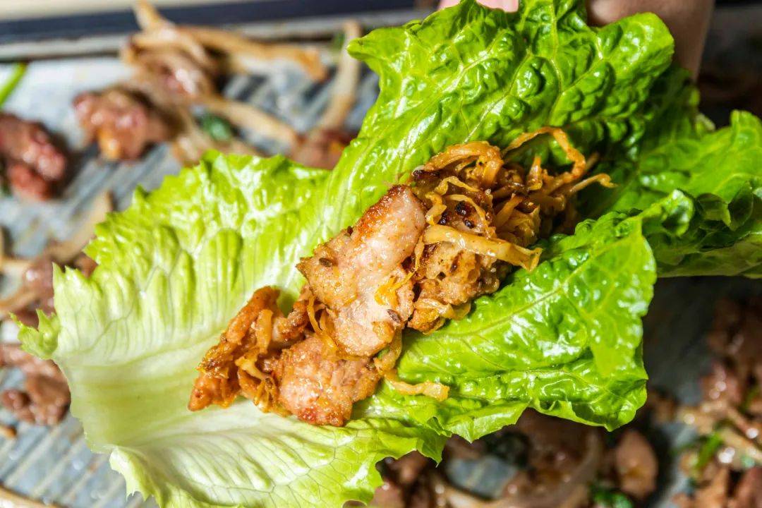 五花肉|这家烤肉店，凭着一口烤酸菜五花肉，圈了无数粉！藏在城院附近