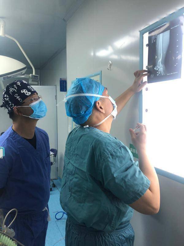 在5000米海拔吸氧做手术,广东医生援藏实在不容易