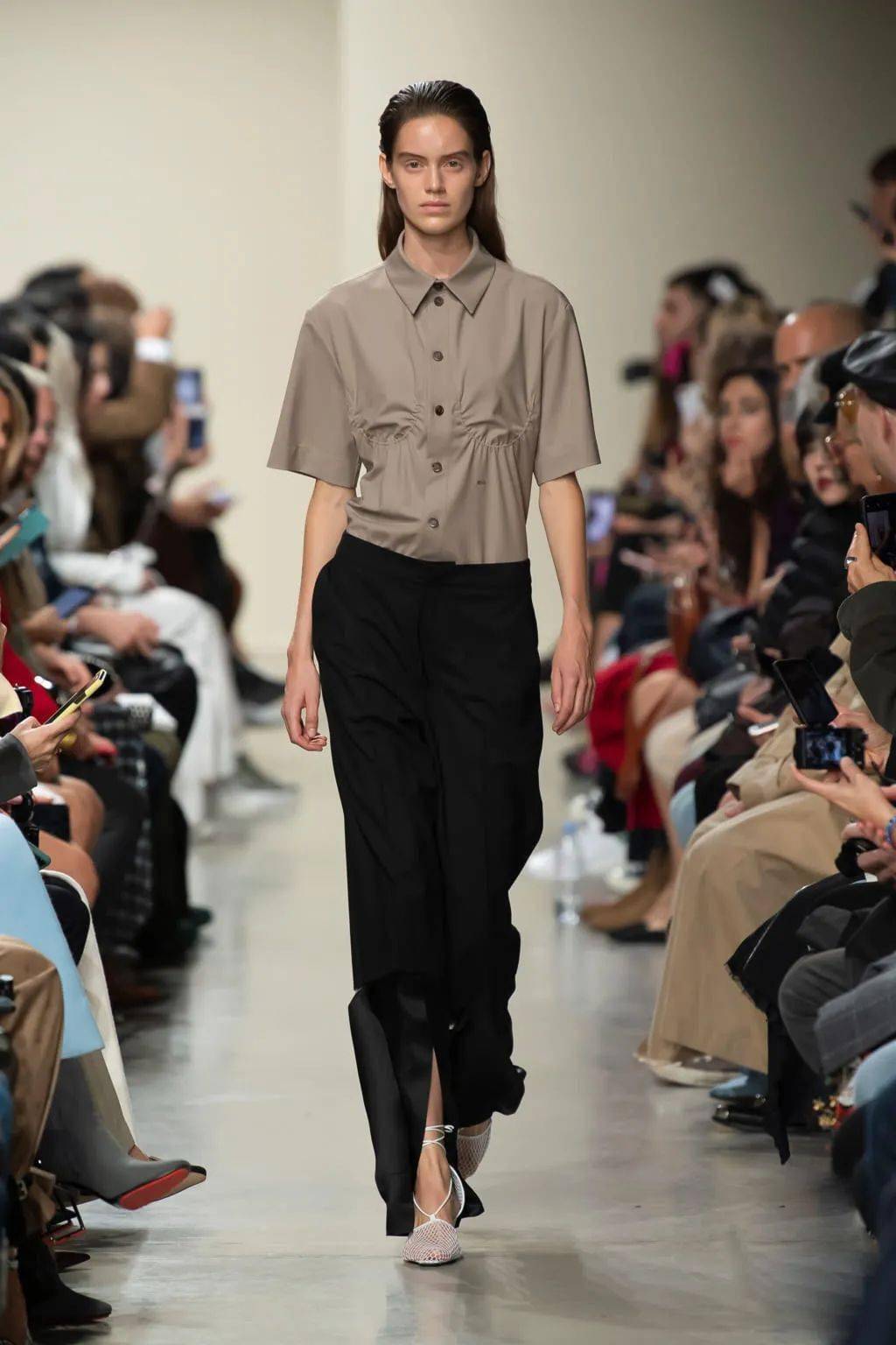 老爹|老爹衬衫递来一个眼神,小周和cc就懂了!