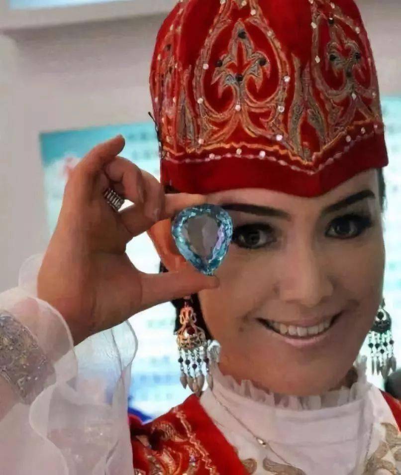 蓝宝石|海蓝宝石虽然美，但不值钱？其实人家一年身价翻N倍！真是比窦娥还怨.....