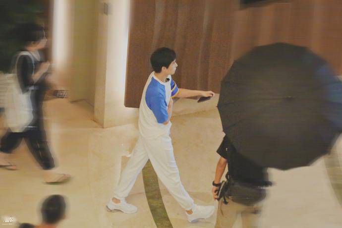 杨洋三亚综艺上班路透公开 今天是青春洋溢的蓝