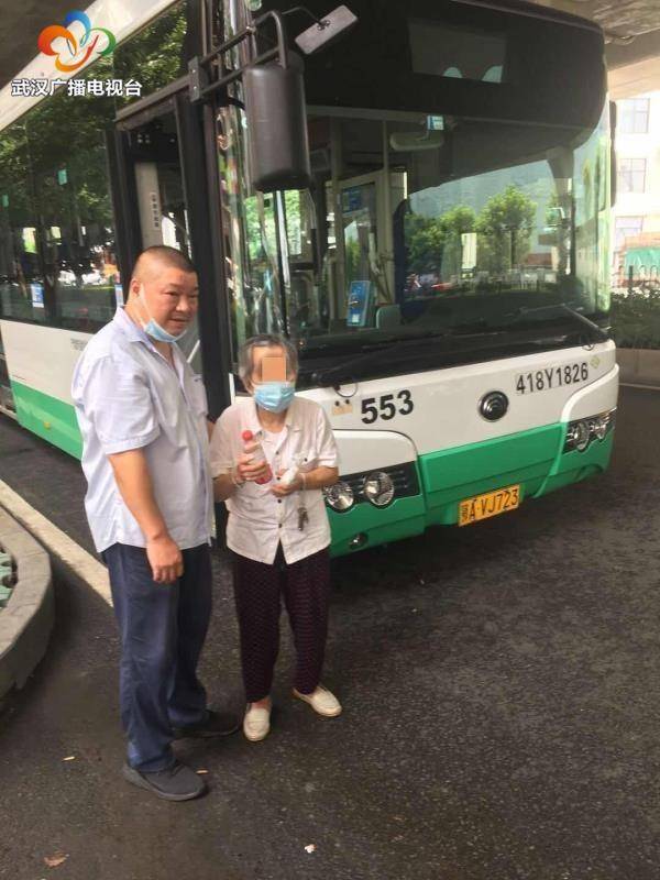 家人|老人走失公交人相助回家 家人送锦旗以表感谢