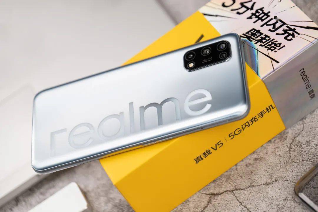 那么这款名为realme 真我v5的手机体验到底如何?且看我们下面的评测.