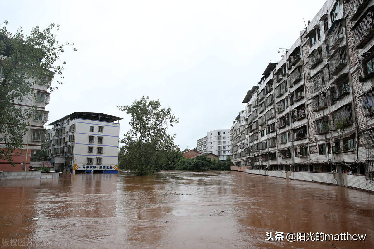 内江市东兴区椑木镇部分民宅和道路被洪水淹没,大家出行注意安全