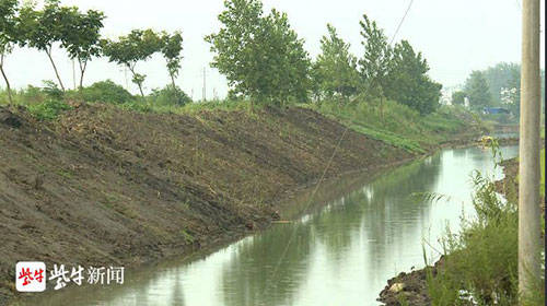鲜花|18岁小伙收到大学录取通知书后，手捧鲜花拜谢一年前的“救命恩人”