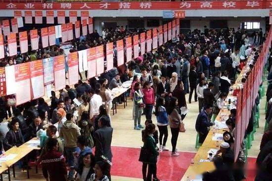 毕业招聘会_2017年高校毕业生增加30万 毕业当口往哪走(2)