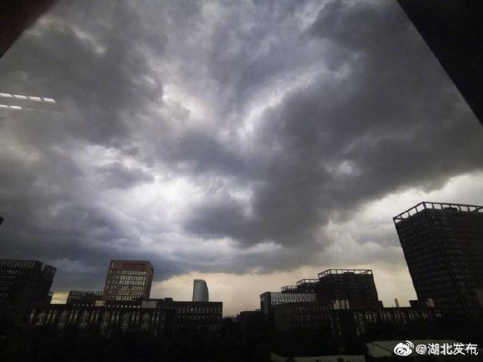 大风|8-10级大风！湖北多地发布预警，今晚尽量少出门！