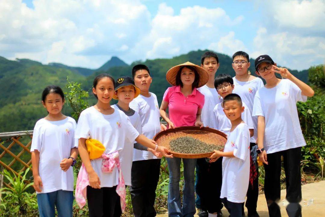 深视美女主播陈妮是桂岑溪人融入粤岑商为岑溪风景宣传为家乡特产带货