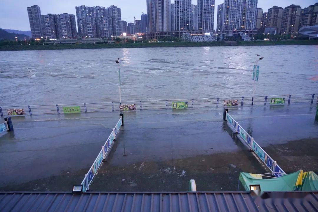 昨日,苍溪嘉陵江洪水水位持续上涨,漫上月亮湾广场(附