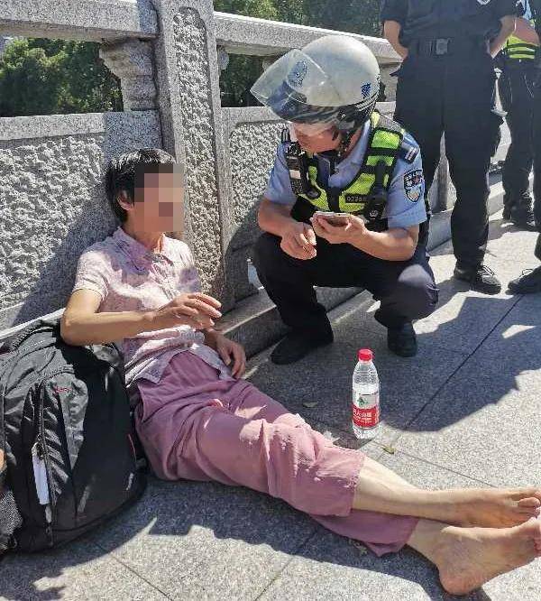 老太要跳桥！千钧一发之际，无锡民警一把抓住