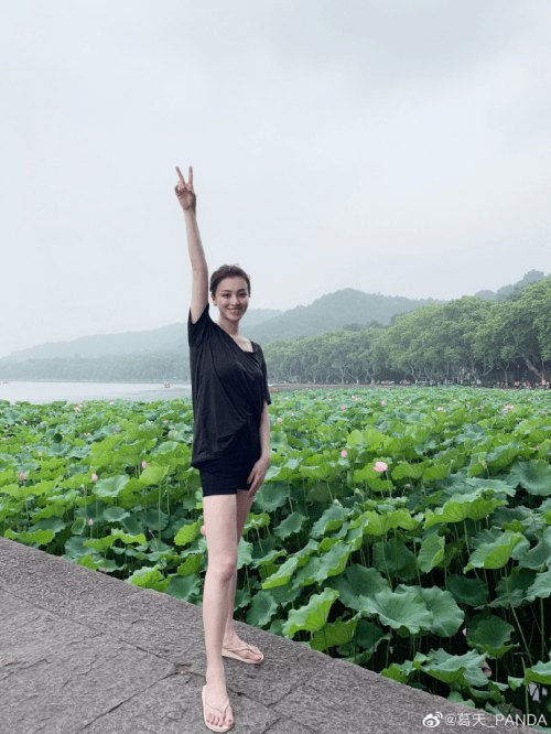 生活|葛天逛公园赏湖景 悠闲惬意状态好