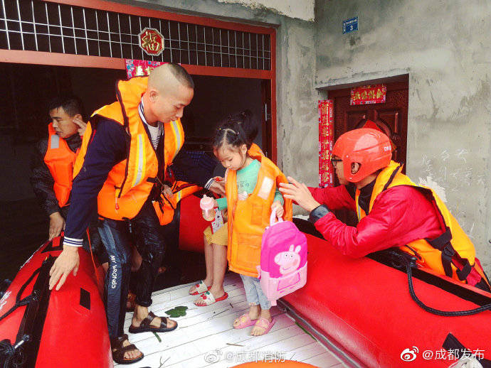抗洪|成都抗洪前线中让人安全感满满的瞬间