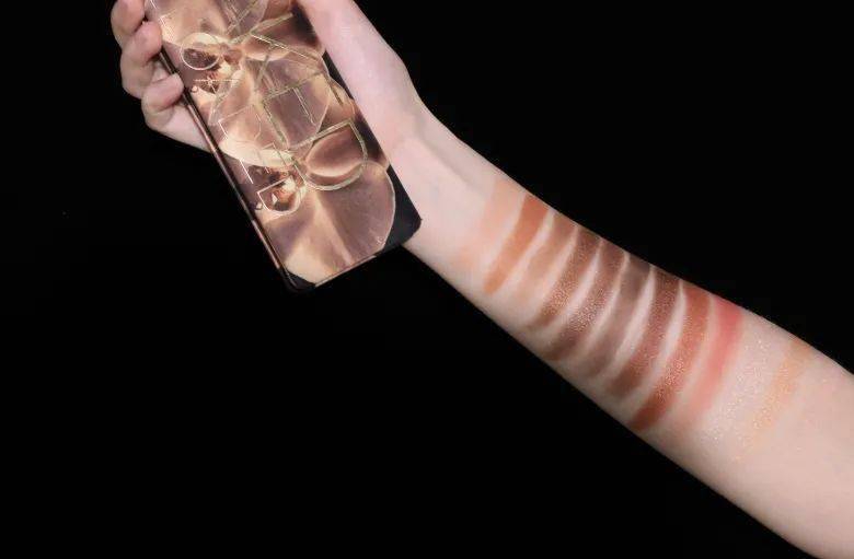 美人|彩妆博主人手一盘的UD眼影，究竟是真好用还是纯跟风？！