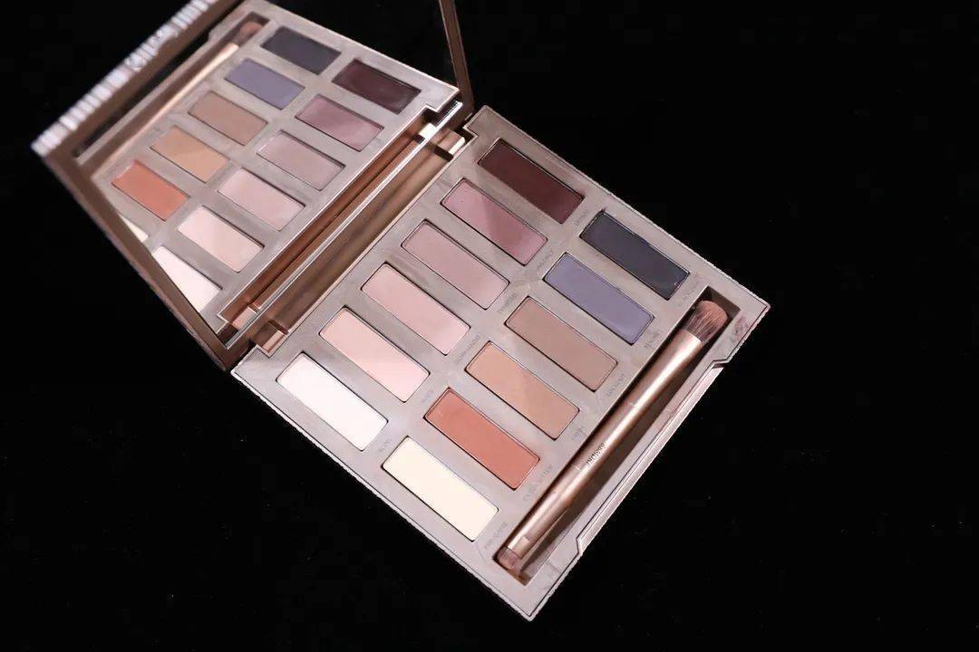 美人|彩妆博主人手一盘的UD眼影，究竟是真好用还是纯跟风？！