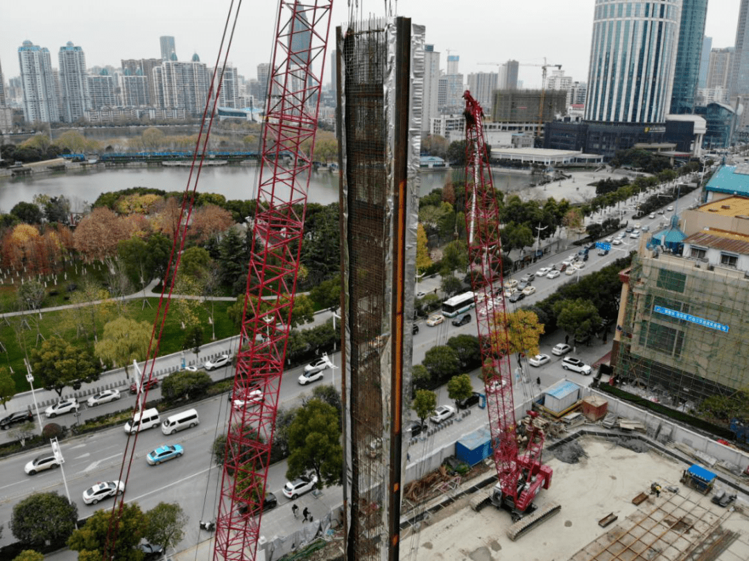 地下连续墙施工,受场地环境和成槽垂直度的挑战,项目部利用bim技术