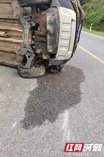 伤者|地方车辆军营门前侧翻漏油 武警官兵7分钟救人除险