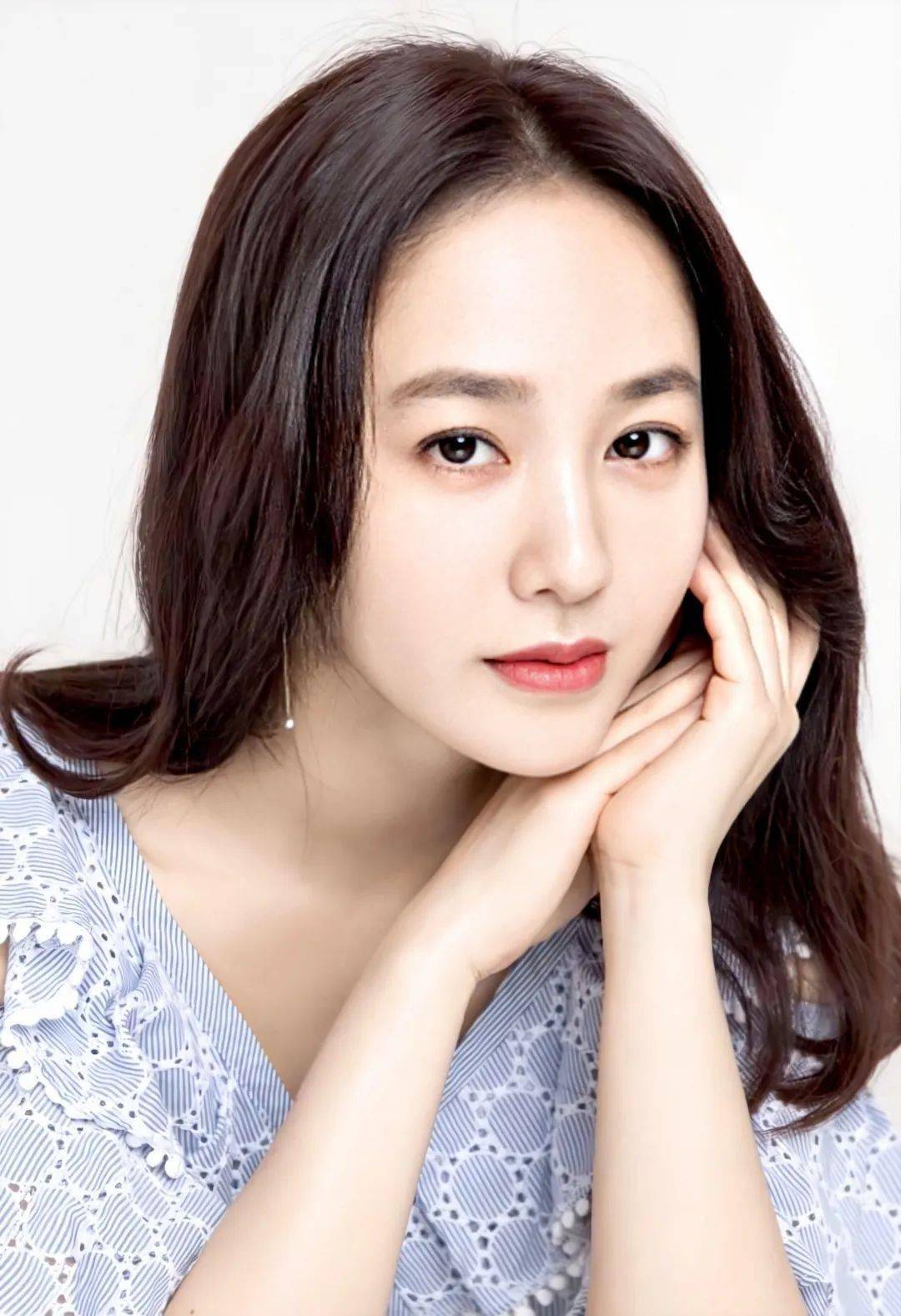 网友|“韩国第一绿茶”湿身照被扒！50岁撩到国民男神，网友酸哭：这女人段位太高！