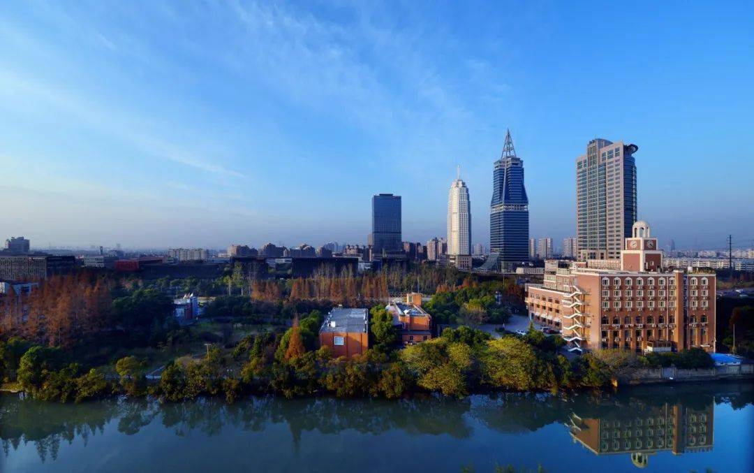 浦东经济总量万亿_上海浦东经济特区图片(2)