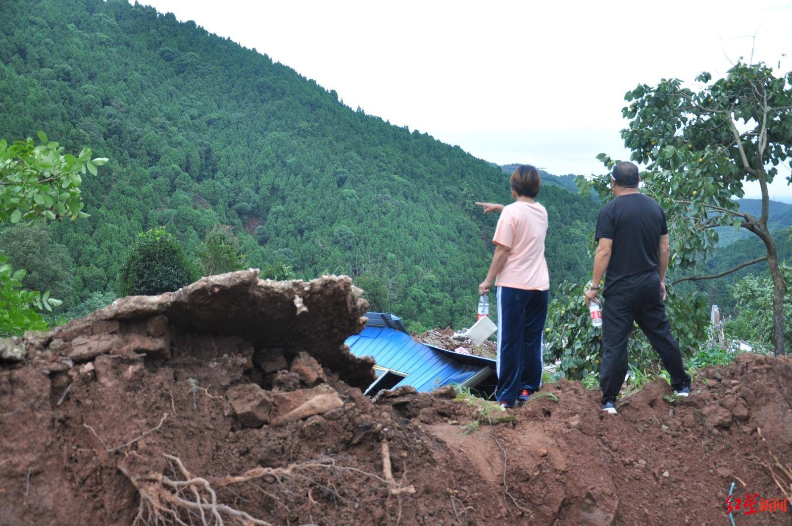 村民|雨夜，临睡前发现客厅1厘米裂缝……她的这一举动救下17人