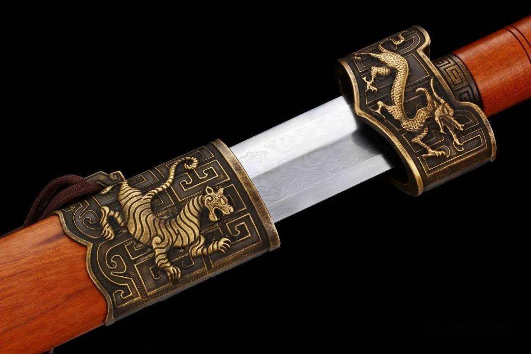 这是一把设计独特的汉剑剑身花纹精致美观令人惊叹
