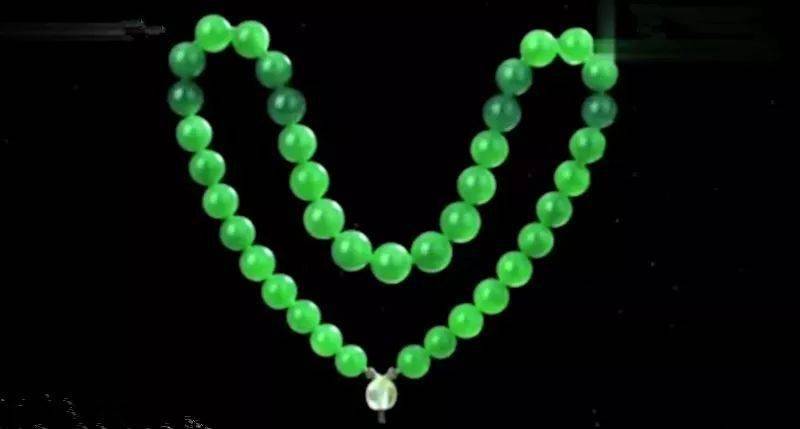 翡翠|清代满绿翡翠珠链现身鉴宝,一颗就值20万?!