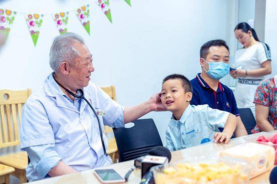 救治|医师节前，20楼坠下奇迹生还的“高空飞娃”来看“恩爷爷”