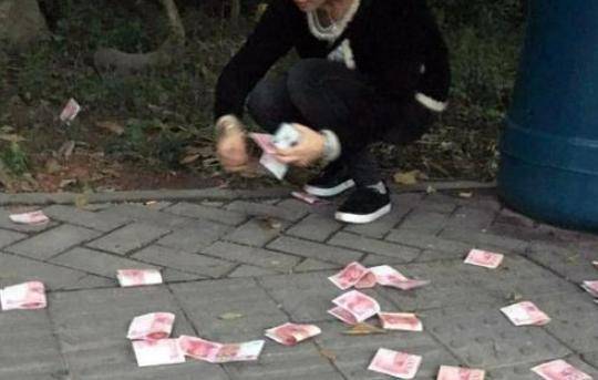 2岁儿童趴窗户扔百元大钞，撒1万只捡回3000元，哭诉：忘了关窗