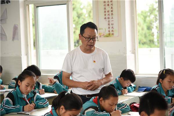 支起|支起一张干净平整的课桌