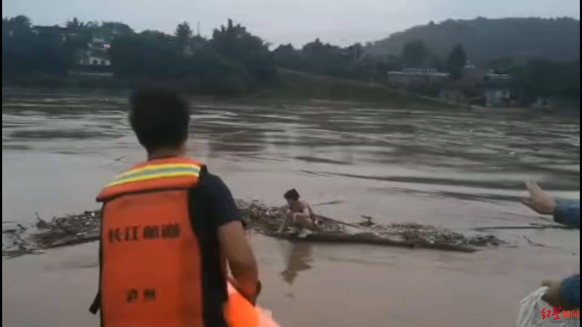 长江|奇迹！24岁女子洪峰中跳长江，漂流6小时81公里获救 救援人员详解生还七大原因