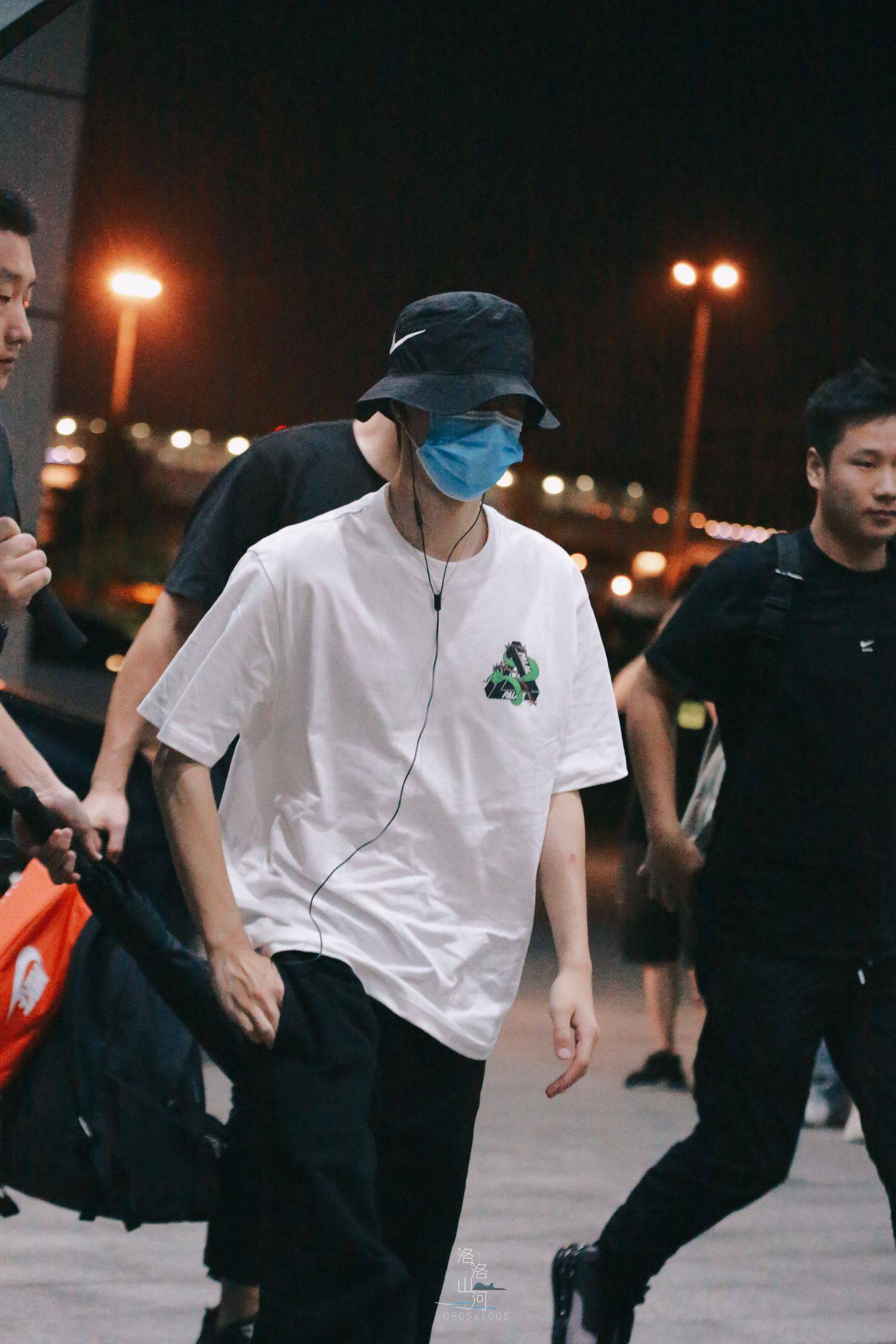 王一博昨晚长沙出发飞往上海 手臂青筋男性荷尔蒙爆棚